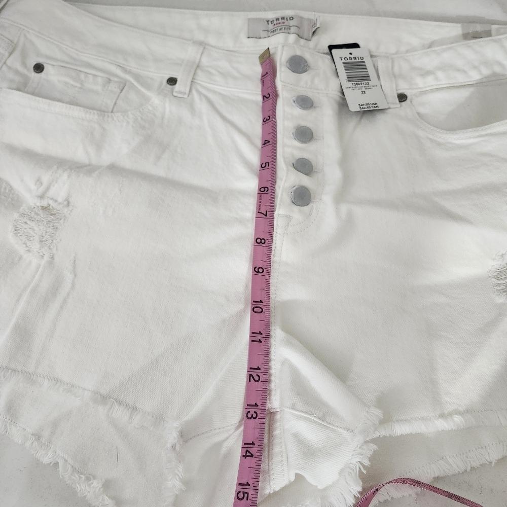 Torrid Button Fly Optic White Distressed Short 22 NWT - Picture 12 of 12
